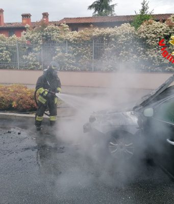 Auto in fiamme in via Lamarmora, tanto fumo ma nessun ferito