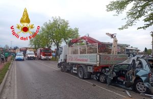 Incidente a Manerba, auto incastrata fra due mezzi pesanti