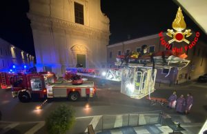 La barella non passa per le scale, intervengono i Vigili del Fuoco