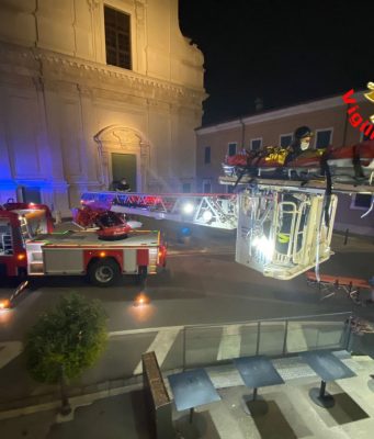 La barella non passa per le scale, intervengono i Vigili del Fuoco