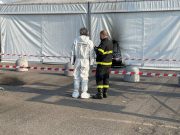 Attentato al centro di via Morelli, gli autori sarebbero due giovani arrivati e fuggiti a piedi