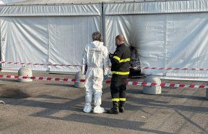 Bomba incendiaria contro il centro vaccinale di via Morelli, danni limitati. Indagini dei carabinieri