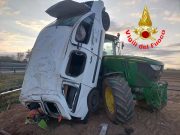 Tre feriti, uno è grave per nello scontro in A4. Il furgone vola fuori strada e travolge un trattore