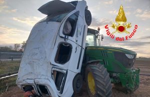 Tre feriti, uno è grave per nello scontro in A4. Il furgone vola fuori strada e travolge un trattore