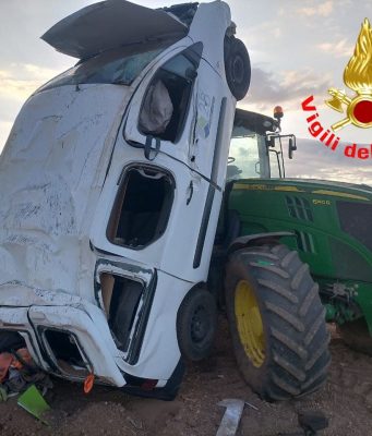 Tre feriti, uno è grave per nello scontro in A4. Il furgone vola fuori strada e travolge un trattore