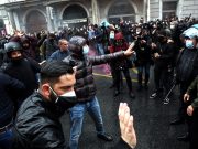 “Io apro”, scontri fra polizia e manifestanti a Roma