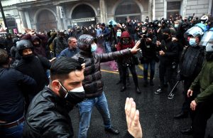 “Io apro”, scontri fra polizia e manifestanti a Roma