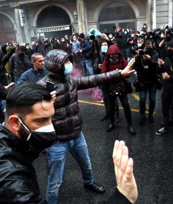 “Io apro”, scontri fra polizia e manifestanti a Roma