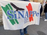 In ospedale i due agenti feriti a Canton Mombello. Rischiano la perdita di un occhio e danni al timpano