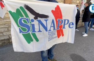 In ospedale i due agenti feriti a Canton Mombello. Rischiano la perdita di un occhio e danni al timpano