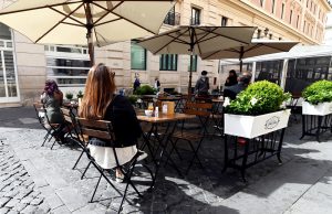 Da oggi caffè al banco e ristoranti al chiuso. Inizia il ritorno alla normalità