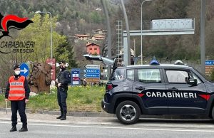 Folle inseguimento in Val Camonica, scappa perché è senza patente