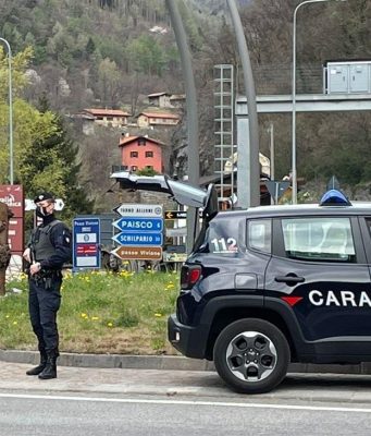 Folle inseguimento in Val Camonica, scappa perché è senza patente