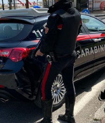 Strappa la catenina al coetaneo e lo aggredisce, arrestato sedicenne