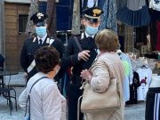 Ladra seriale abbracciava le vittime per derubarle. Arrestata