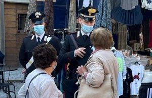 Ladra seriale abbracciava le vittime per derubarle. Arrestata