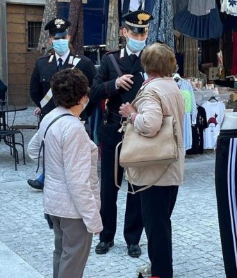 Ladra seriale abbracciava le vittime per derubarle. Arrestata