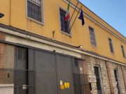 Canton Mombello, detenuto prende a testate un poliziotto