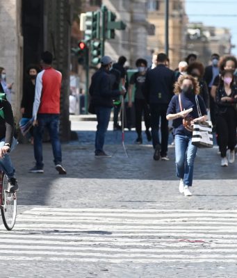 Cala ancora l’indice Rt a 0.72 e prime regioni “in bianco”