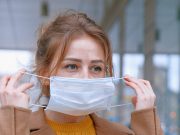 Addio mascherina all’aperto con 30 milioni di vaccinati