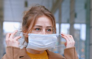 Addio mascherina all’aperto con 30 milioni di vaccinati