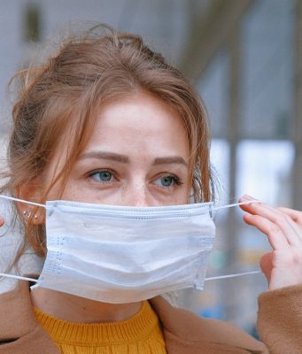 Addio mascherina all’aperto con 30 milioni di vaccinati