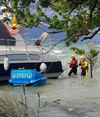 Barca arenata sugli scogli, famiglia salvata dai Vigili del Fuoco