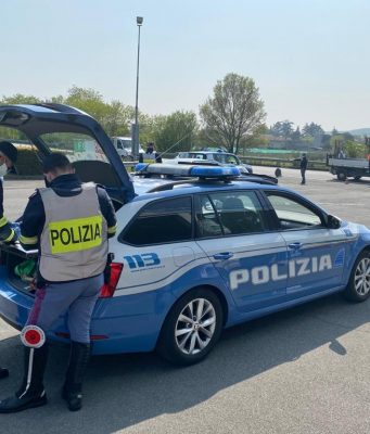 Atti osceni nell’area di sosta davanti ai passanti, mille euro di multa