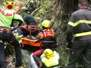 Travolto da un tronco finisce nel torrente, il salvataggio