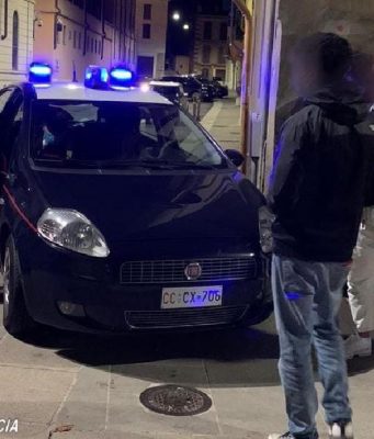 Giovani si “divertono” danneggiando auto in centro