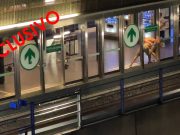 Incontro di “wrestling” nella metro. Nessuno interviene