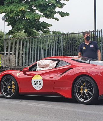 Incidente a Cortona tra la Ferrari 488 e una Twingo