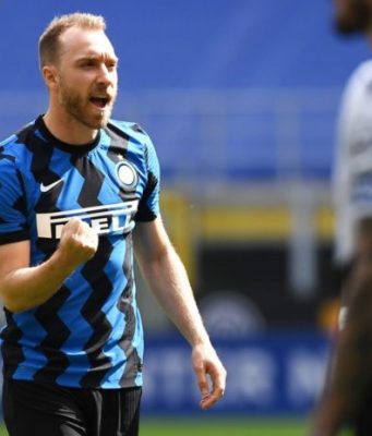 Malore per Eriksen, massaggio cardiaco, poi riprende conoscenza. Ora è sveglio, in ospedale