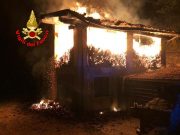 Casolare va a fuoco, per spegnerlo sono servite ore