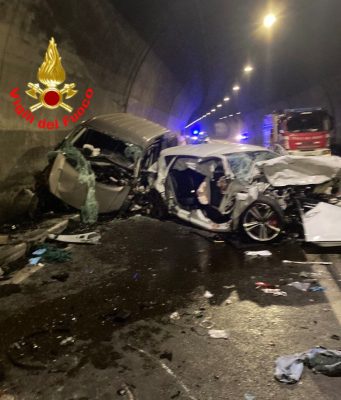 Schianto in galleria, due morti e quattro feriti gravi