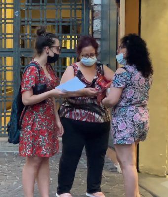 Stop alle mascherine all’aperto. Ma se aumentano i contagi…