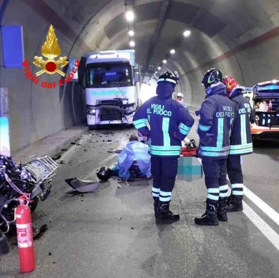 Incidente a Sabbio Chiese, morto un motociclista - ÈliveBrescia TV