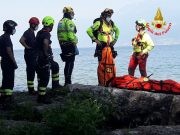 Cade sugli scogli, per recuperarlo arriva l’elicottero