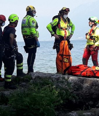Cade sugli scogli, per recuperarlo arriva l’elicottero
