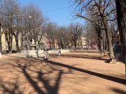 Rapinano un coetaneo in piazza Tebaldo, denunciati quattro giovani