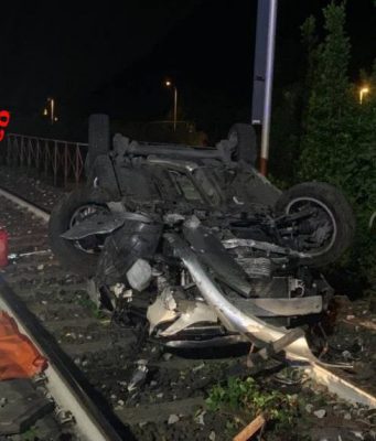 Auto si ribalta sui binari, giovane ricoverato al Civile