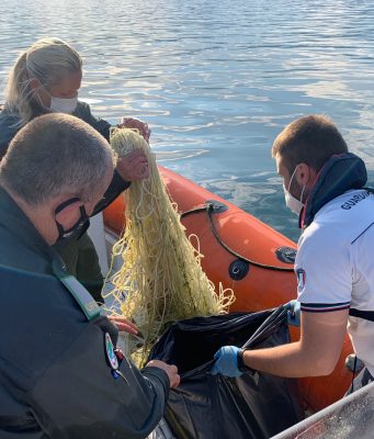 Sequestrata nel Garda rete di 2 km con pesce ormai decomposto