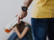 Ubriaco aggredisce parenti, Carabinieri e sanitari. Arrestato