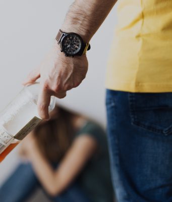 Ubriaco aggredisce parenti, Carabinieri e sanitari. Arrestato