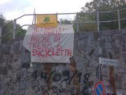 Striscione a Sulzano: “Il lago vi accoglie in treno o in bicicletta”