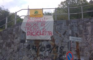 Striscione a Sulzano: “Il lago vi accoglie in treno o in bicicletta”