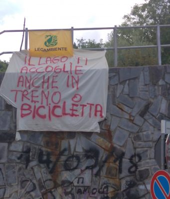 Striscione a Sulzano: “Il lago vi accoglie in treno o in bicicletta”