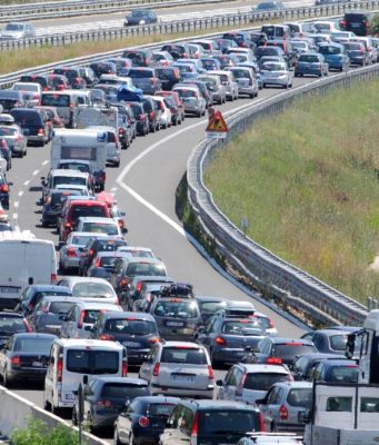 Criticità sul ponte della A4 a Palazzolo: corsie chiuse, code chilometriche