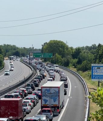 Sabato mattina di traffico e code in A4 per il lago