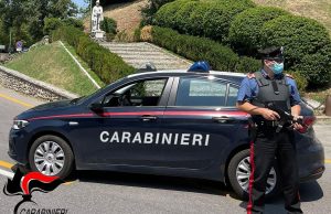 Chiama il 112 e denuncia una finta lite, poi aggredisce i Carabinieri